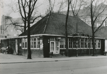 863596 Gezicht op een houten Jaarbeursgebouwtje aan de noordzijde van het Vredenburg te Utrecht.
